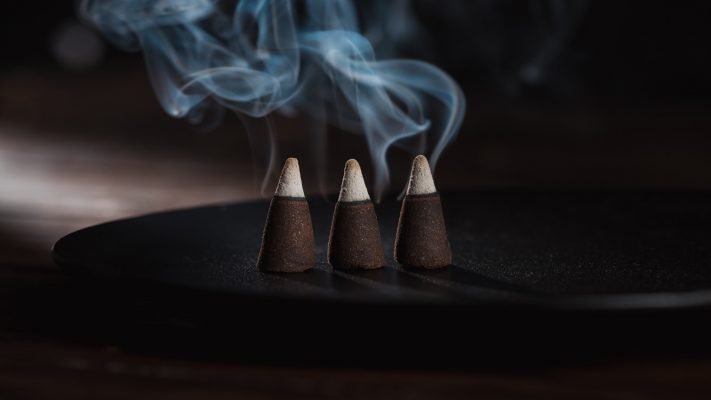trois bâtons d'encens brûlant avec de la fumée bleue - relaxation store