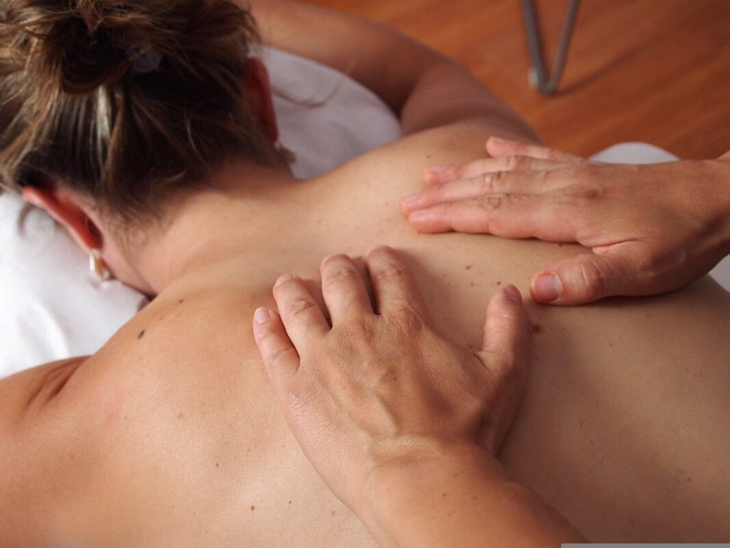 femme qui profite d'un massage