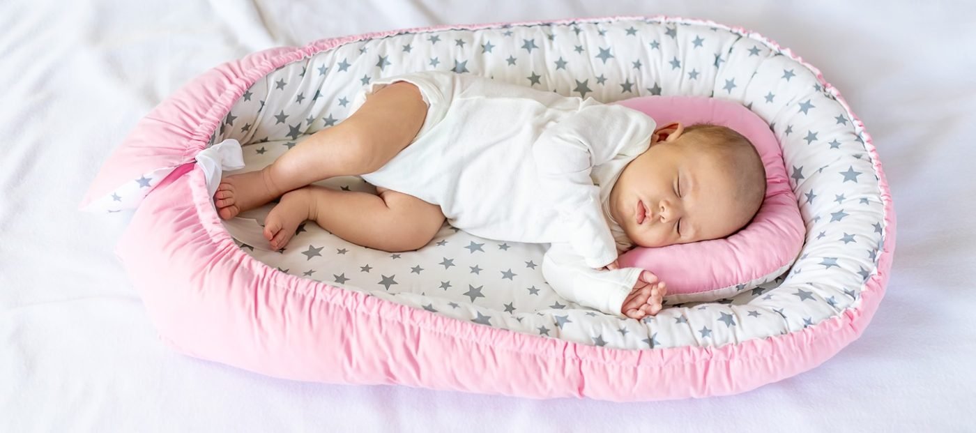 un nouveau-né-bébé-dort-dans-un-cocoon-focus sélectif