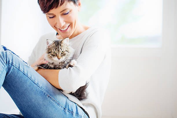 Portrait d'une femme heureuse avec son chat