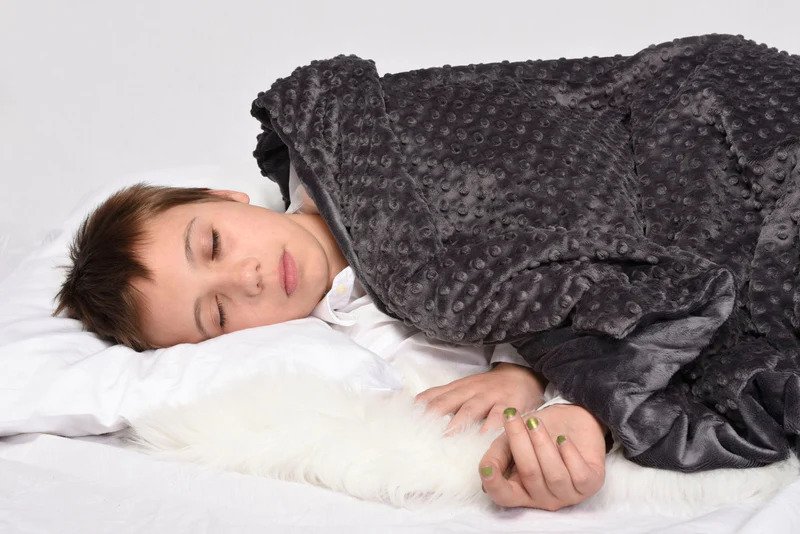 femme autiste qui dort avec couverture lestée
