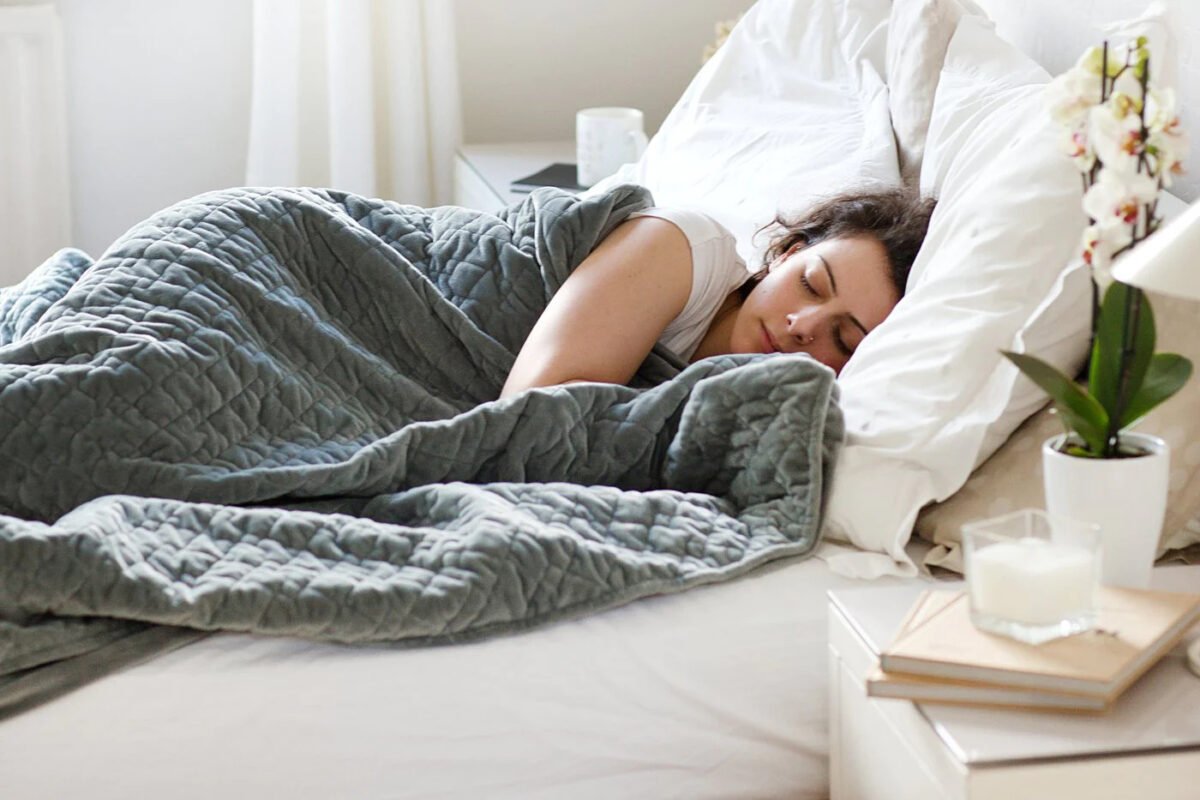 femme qui dort avec couverture lestée