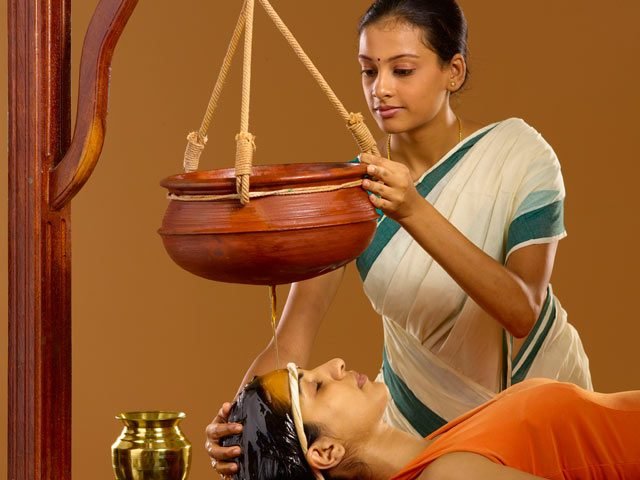 femme qui profite d'un massage ayurvédique