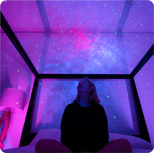 femme dans sa chambre avec planétarium projecteur