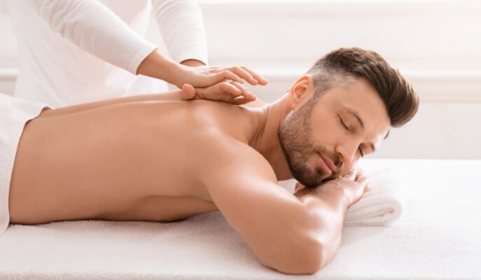 massage body body homme sur table de massage