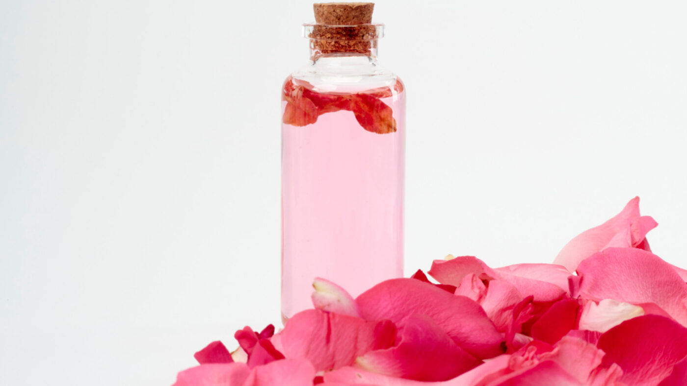 Les bienfaits de l’eau de rose en aromathérapie : une alliée précieuse au quotidien !